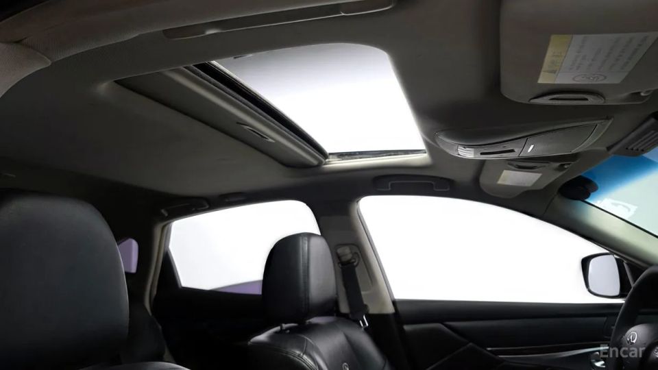 Infiniti M