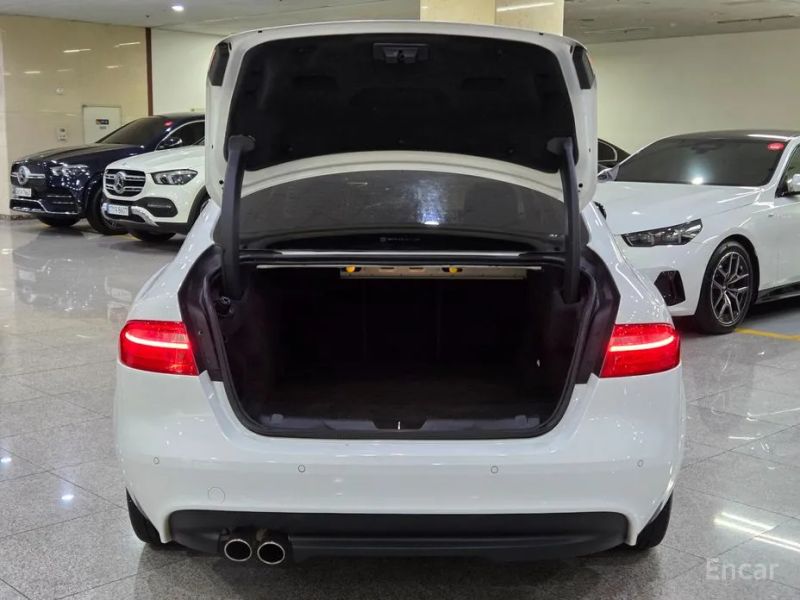 Jaguar XE