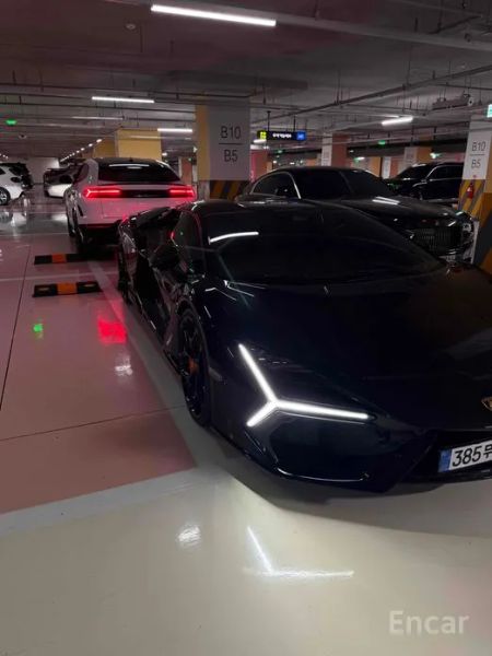 Lamborghini Revuelto