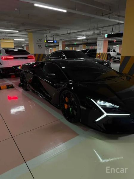 Lamborghini Revuelto