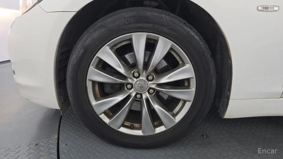 Infiniti M