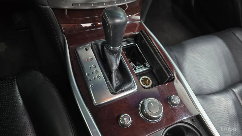 Infiniti M