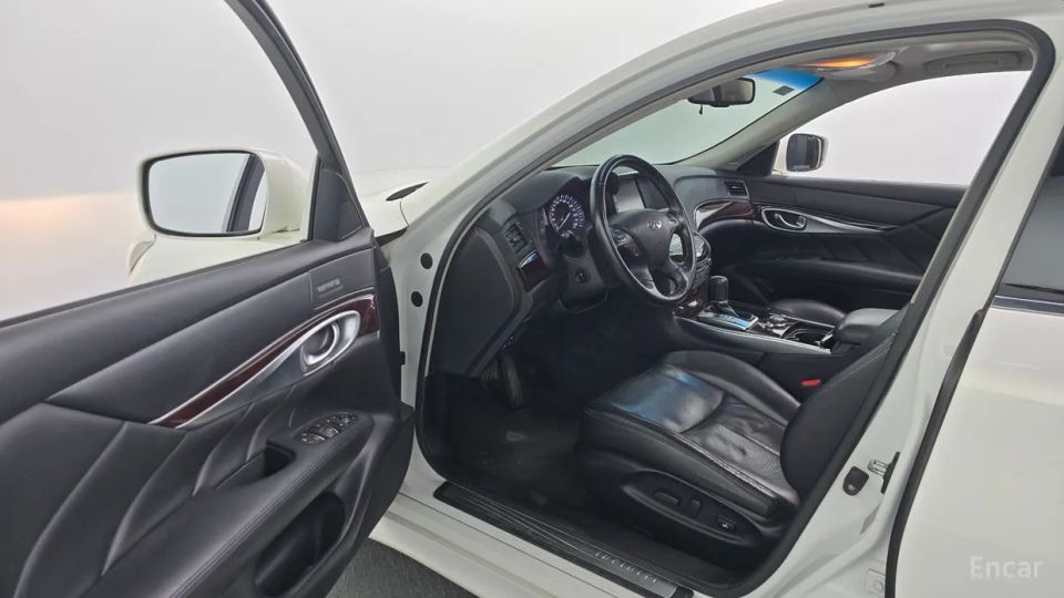 Infiniti M