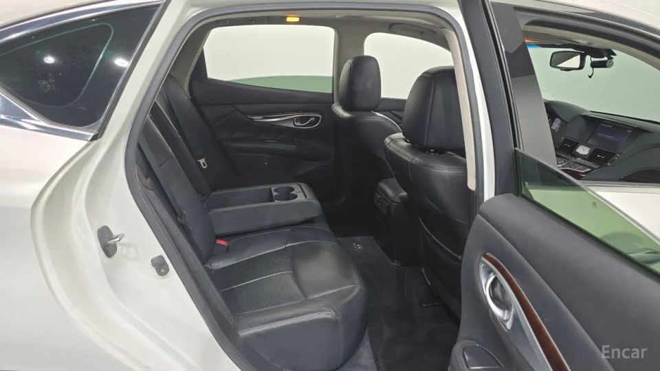 Infiniti M
