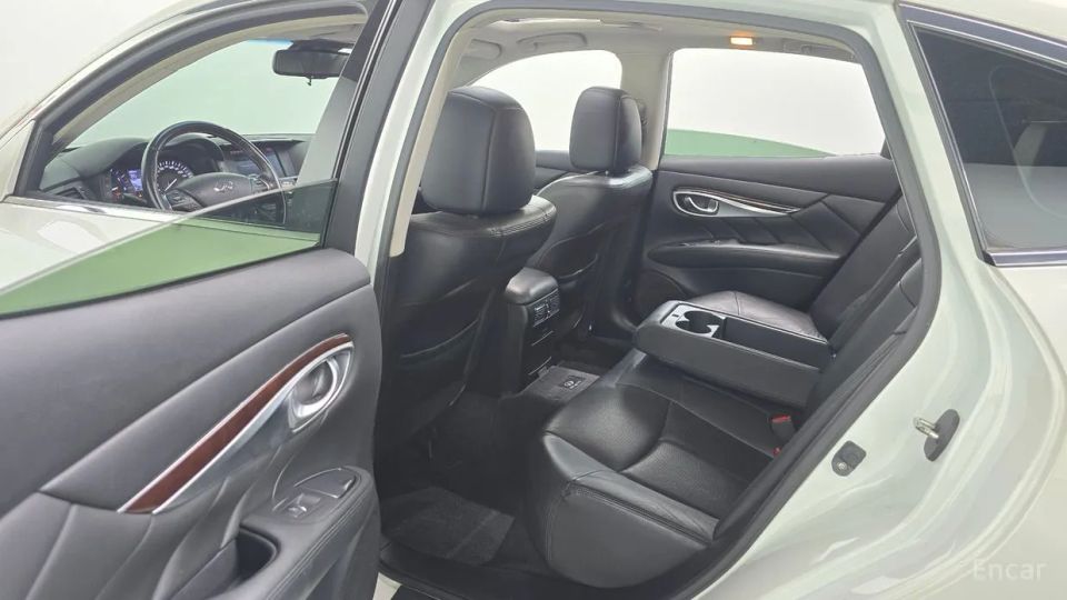 Infiniti M