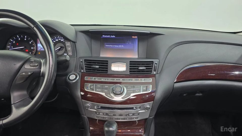 Infiniti M