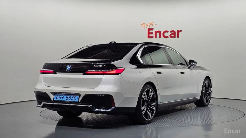 Bmw i7