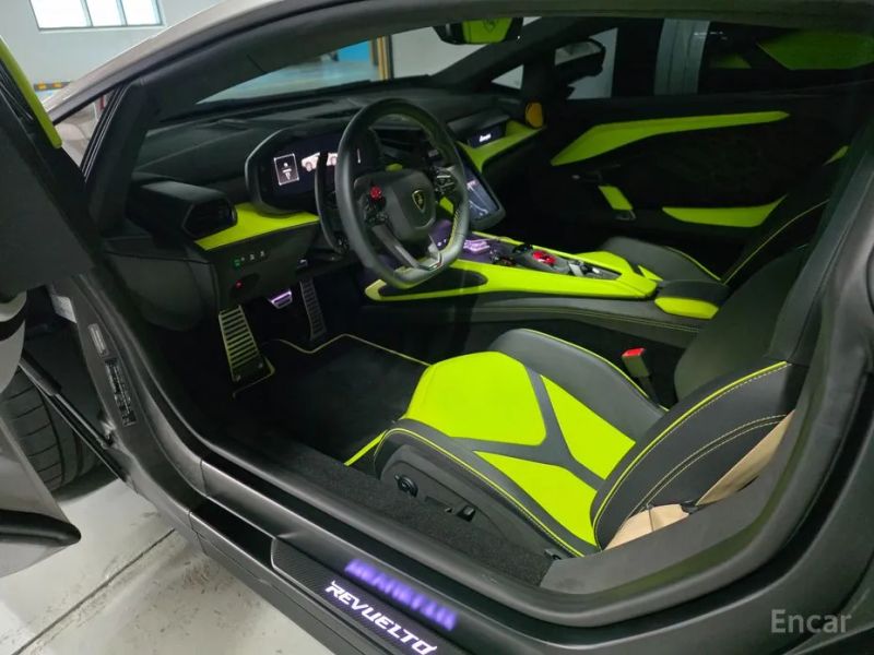 Lamborghini Revuelto