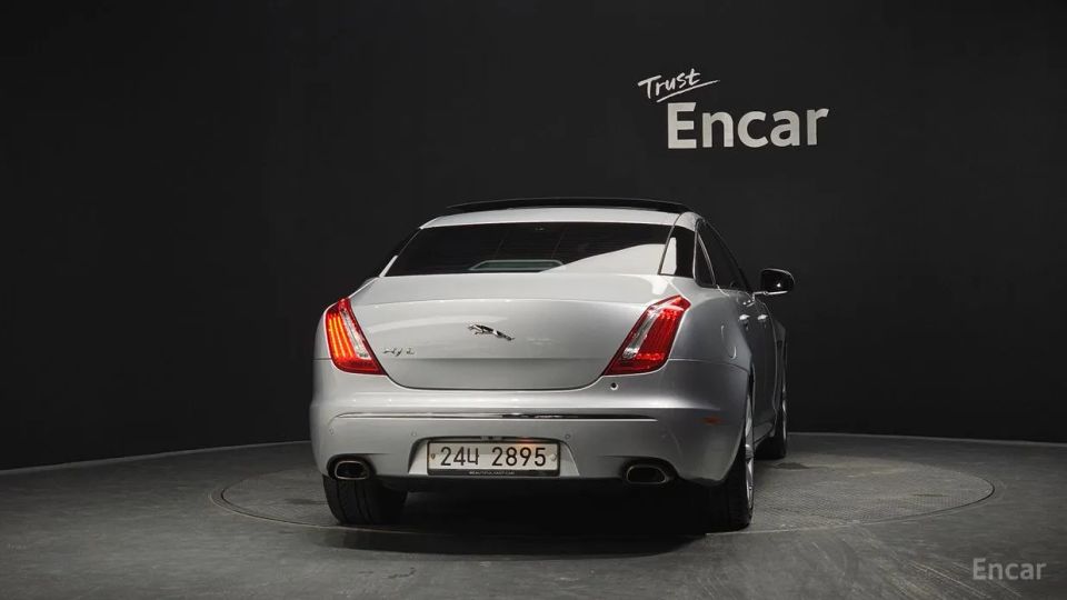 Jaguar XJ