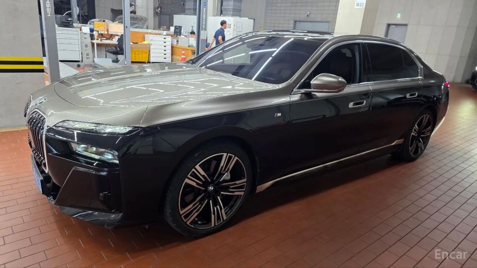BMW i7