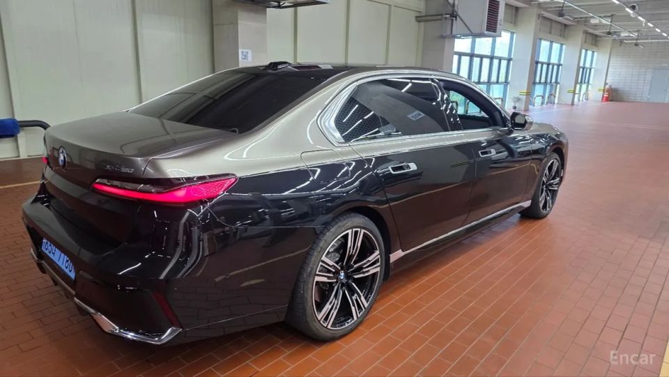 BMW i7