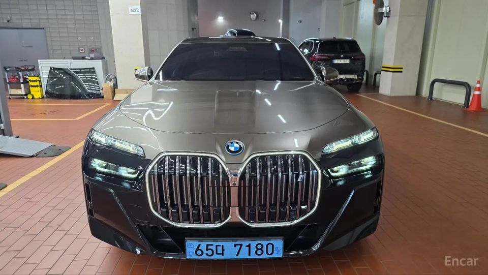 BMW i7