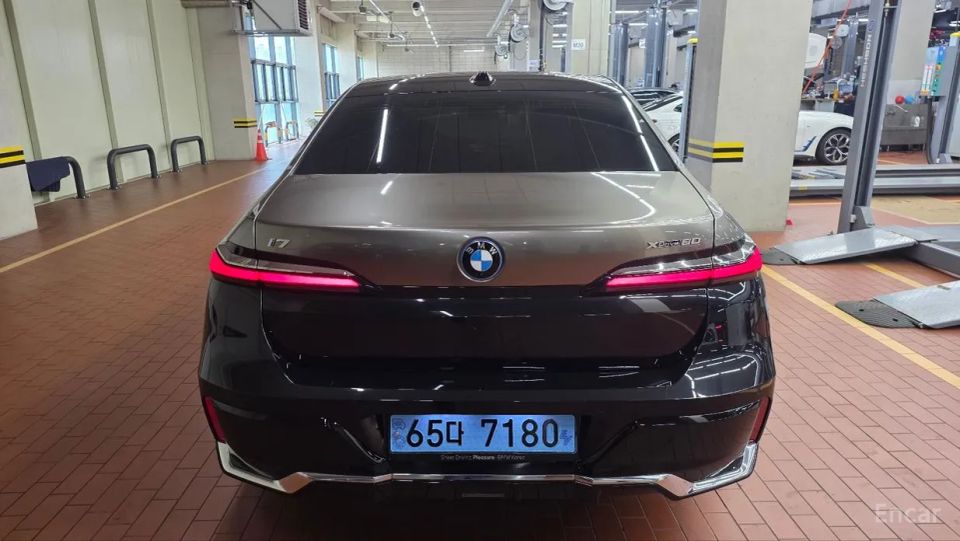 BMW i7