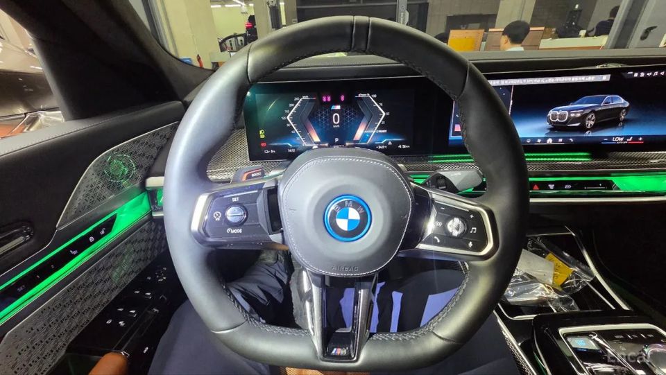 BMW i7