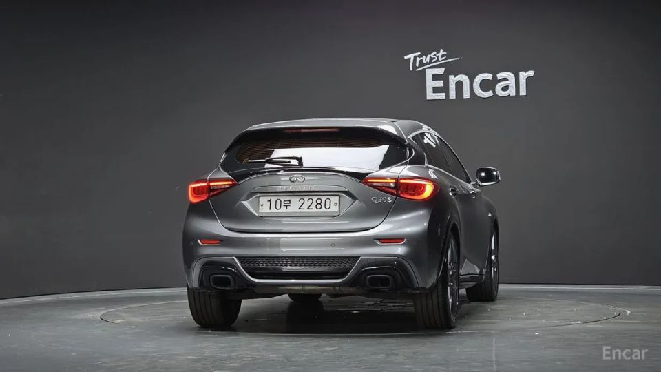Infiniti Q30