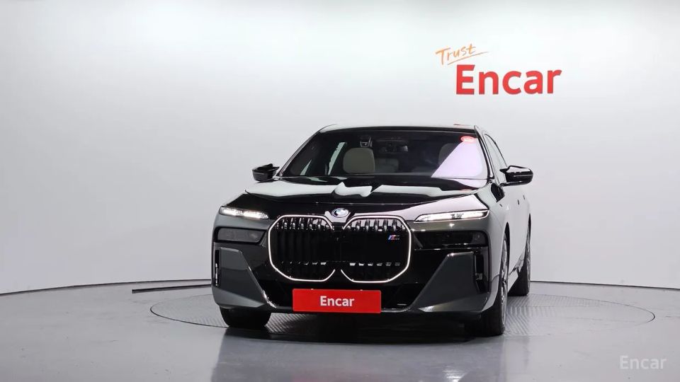 BMW i7