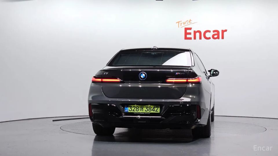 BMW i7