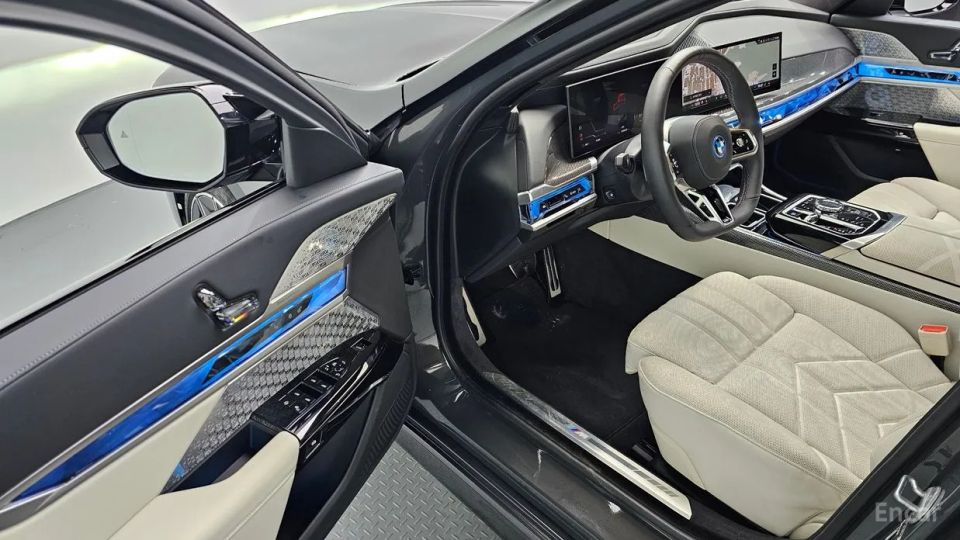 BMW i7