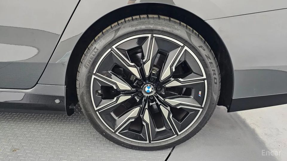 BMW i7