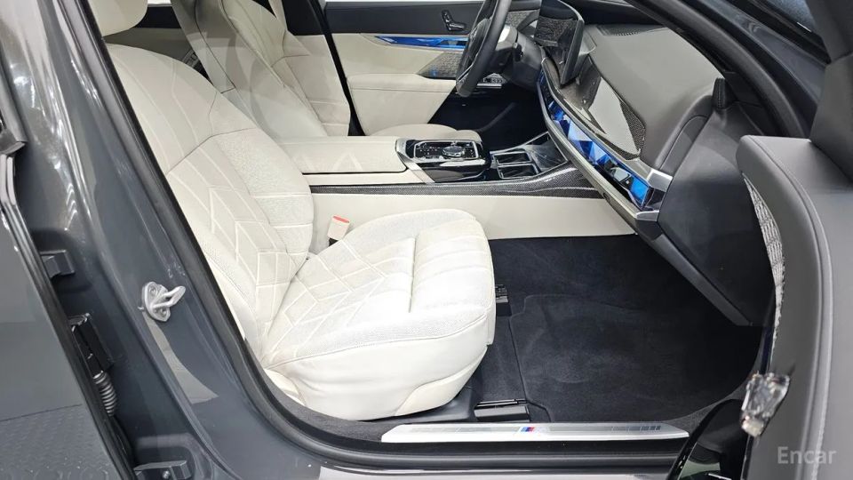 BMW i7