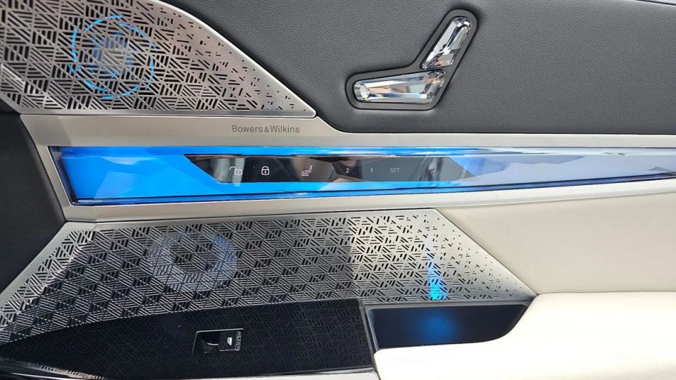 BMW i7
