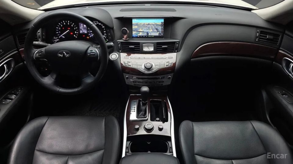 Infiniti Q70