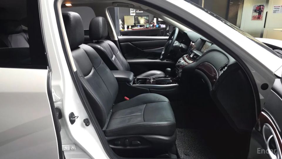 Infiniti Q70