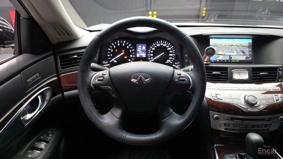 Infiniti Q70