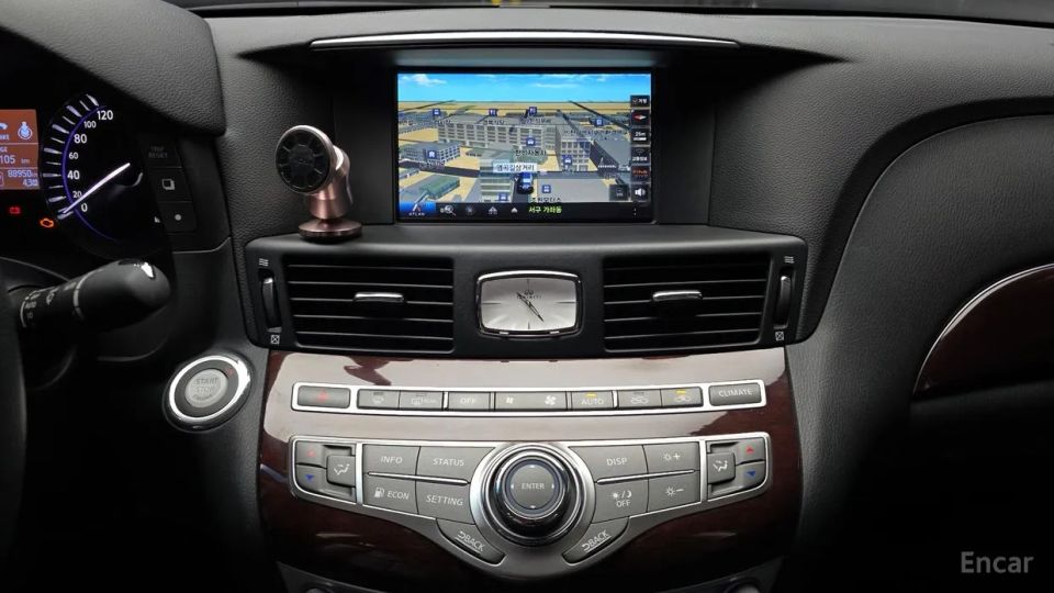Infiniti Q70