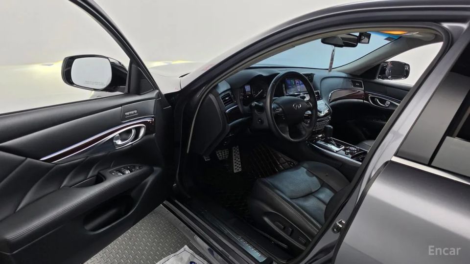 Infiniti Q70