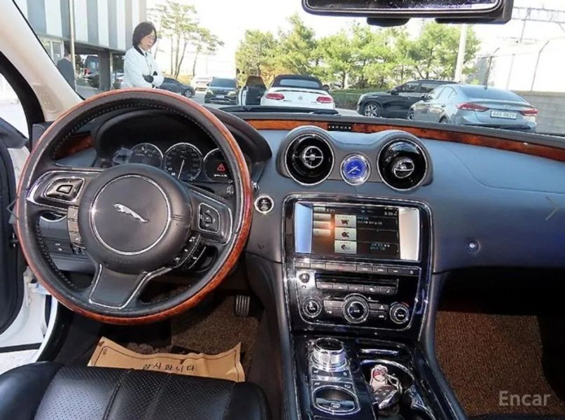 Jaguar XJ