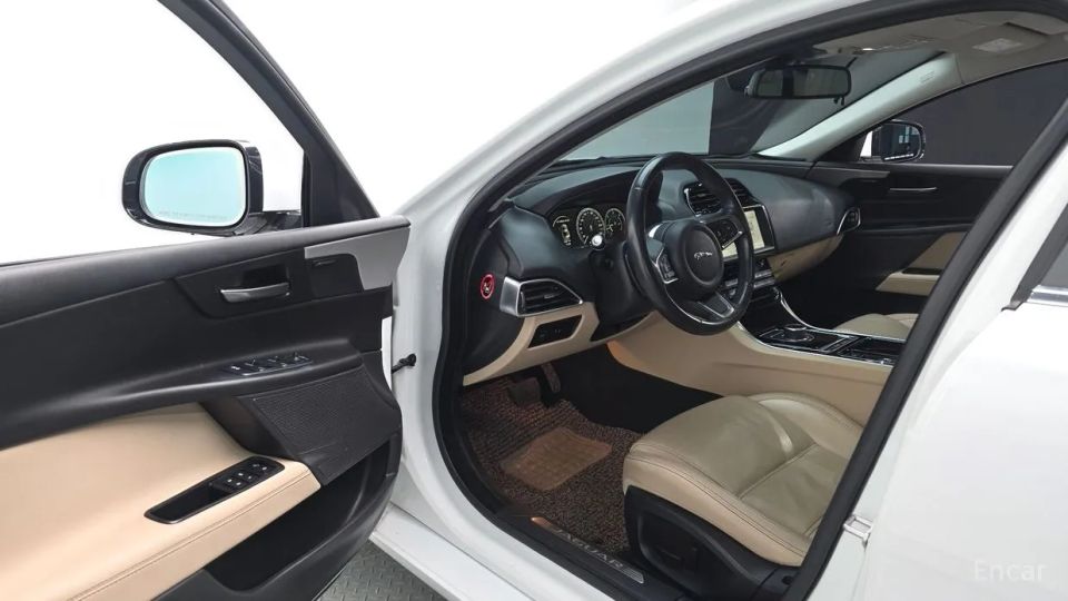Jaguar XE