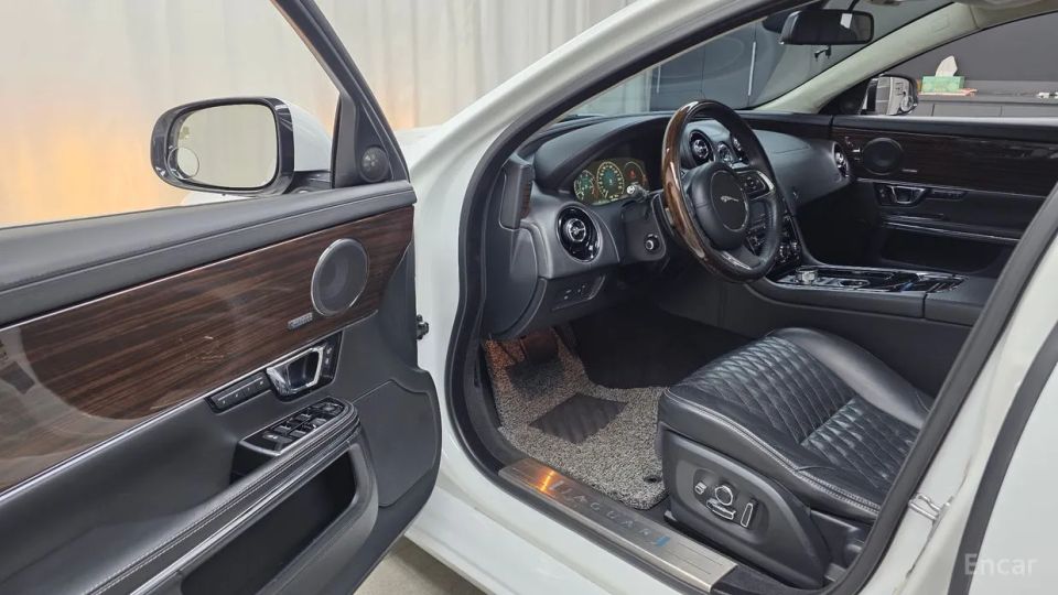 Jaguar XJ