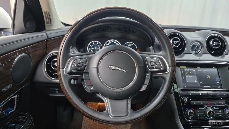 Jaguar XJ