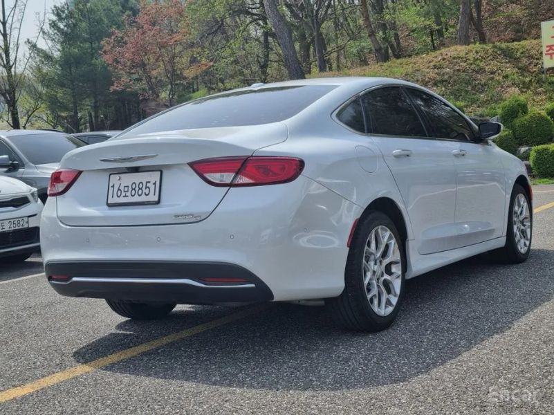 Chrysler 200