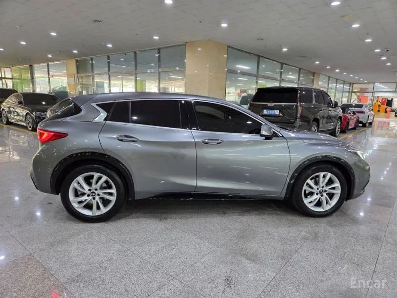 Infiniti Q30