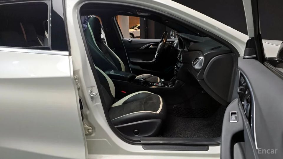 Infiniti Q30