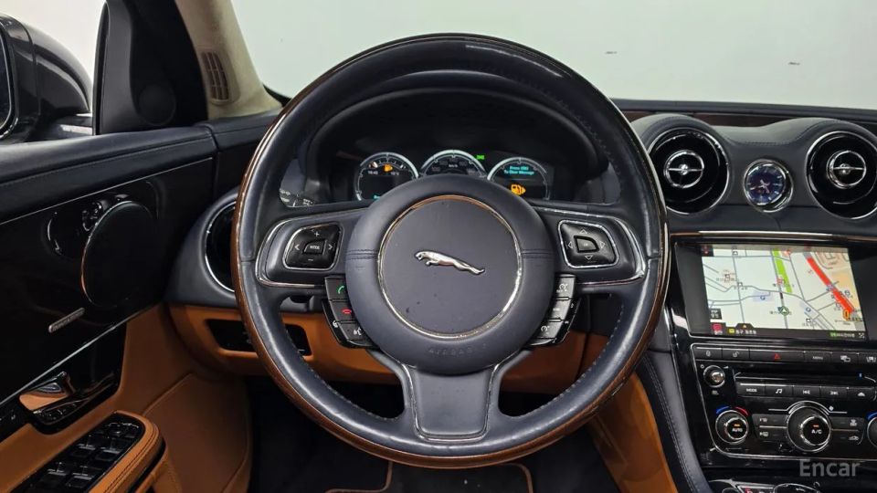 Jaguar XJ