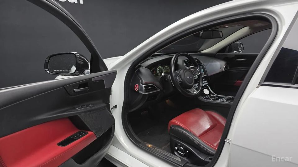 Jaguar XE
