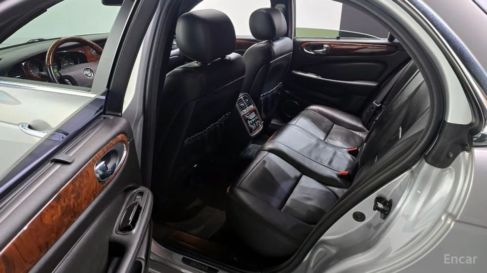 Jaguar XJ-6