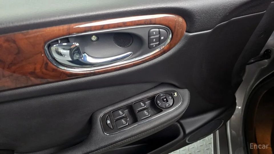 Jaguar XJ-6