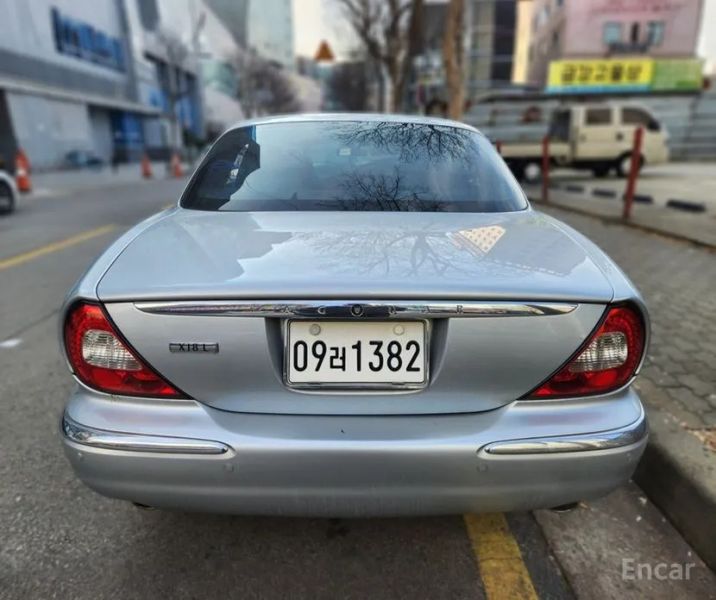 Jaguar XJ-8