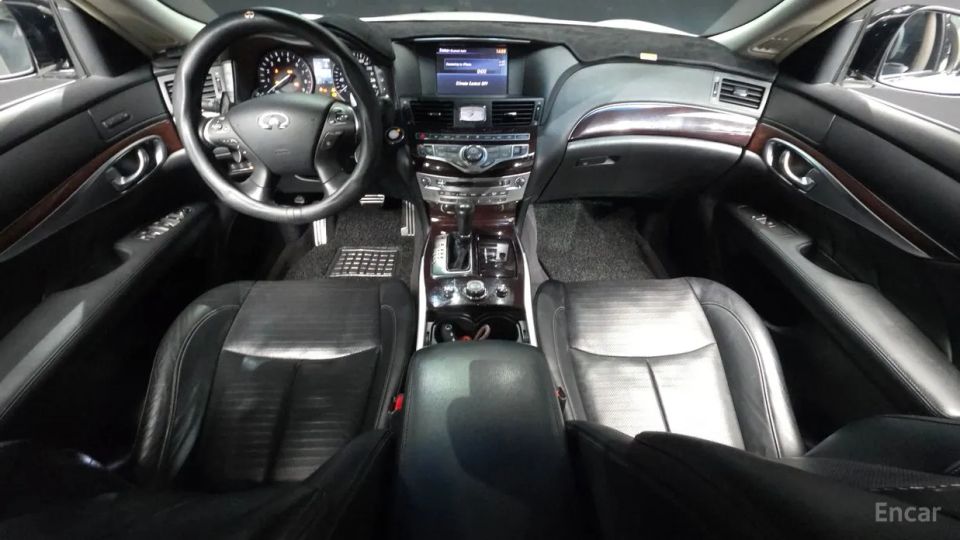 Infiniti M