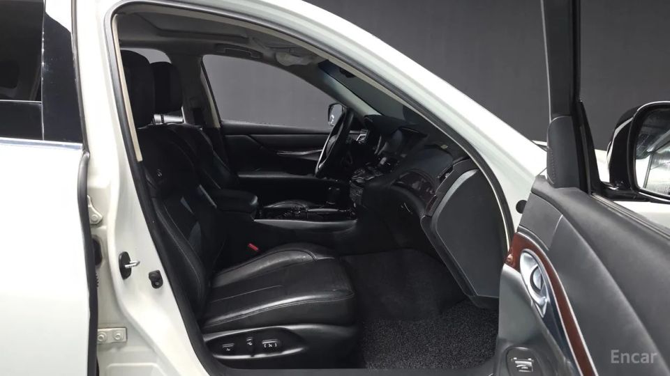 Infiniti M