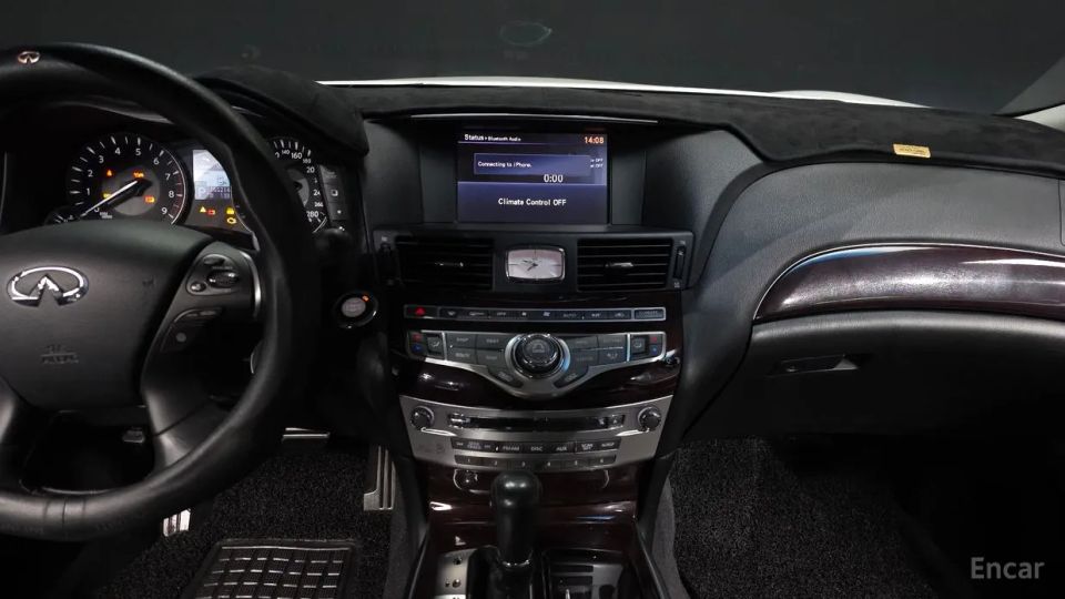 Infiniti M