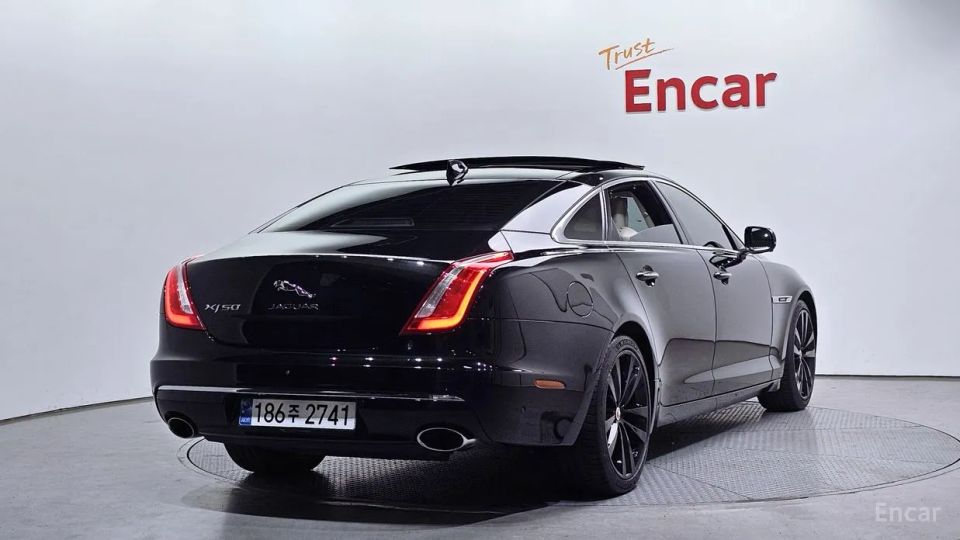 Jaguar XJ