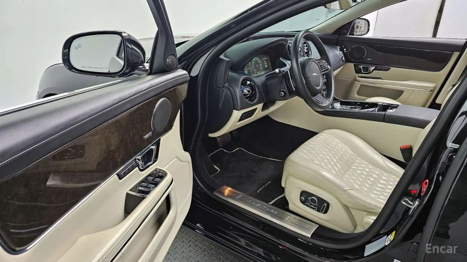 Jaguar XJ