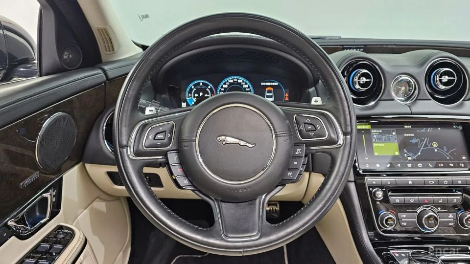 Jaguar XJ