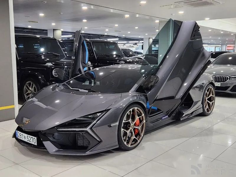 Lamborghini Revuelto