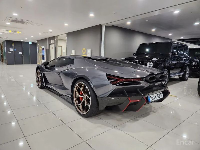Lamborghini Revuelto